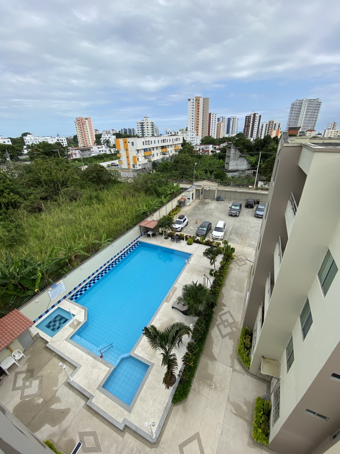 Piscina e hidromasaje del edificio del dúplex en Tonsupa
