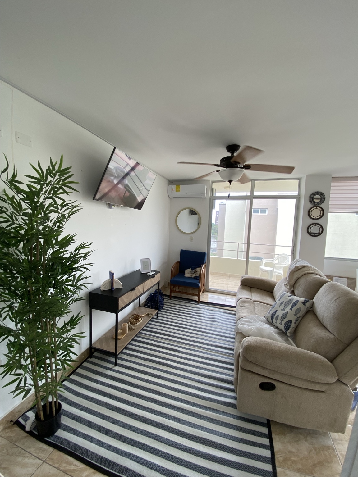 Sala y balcón reales del dúplex completamente equipado en Tonsupa